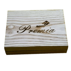 अॅशवुडच्या लाकडी पेटीत Synco Premia कॅरम बोर्ड नाणी