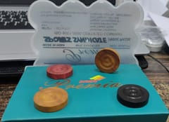 पीवीसी बॉक्स में सिंको प्रीमिया कैरम बोर्ड सिक्के